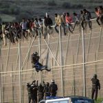 Más de 300 inmigrantes saltan la valla de Ceuta